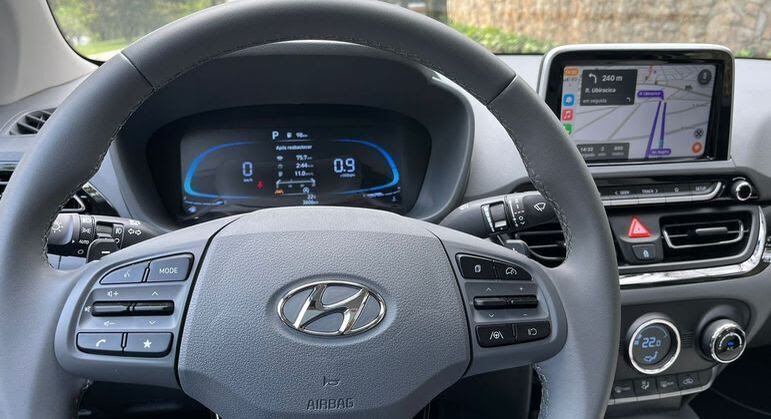 Interior das versões mais caras tem painel digital, volante multifuncional e ar digital