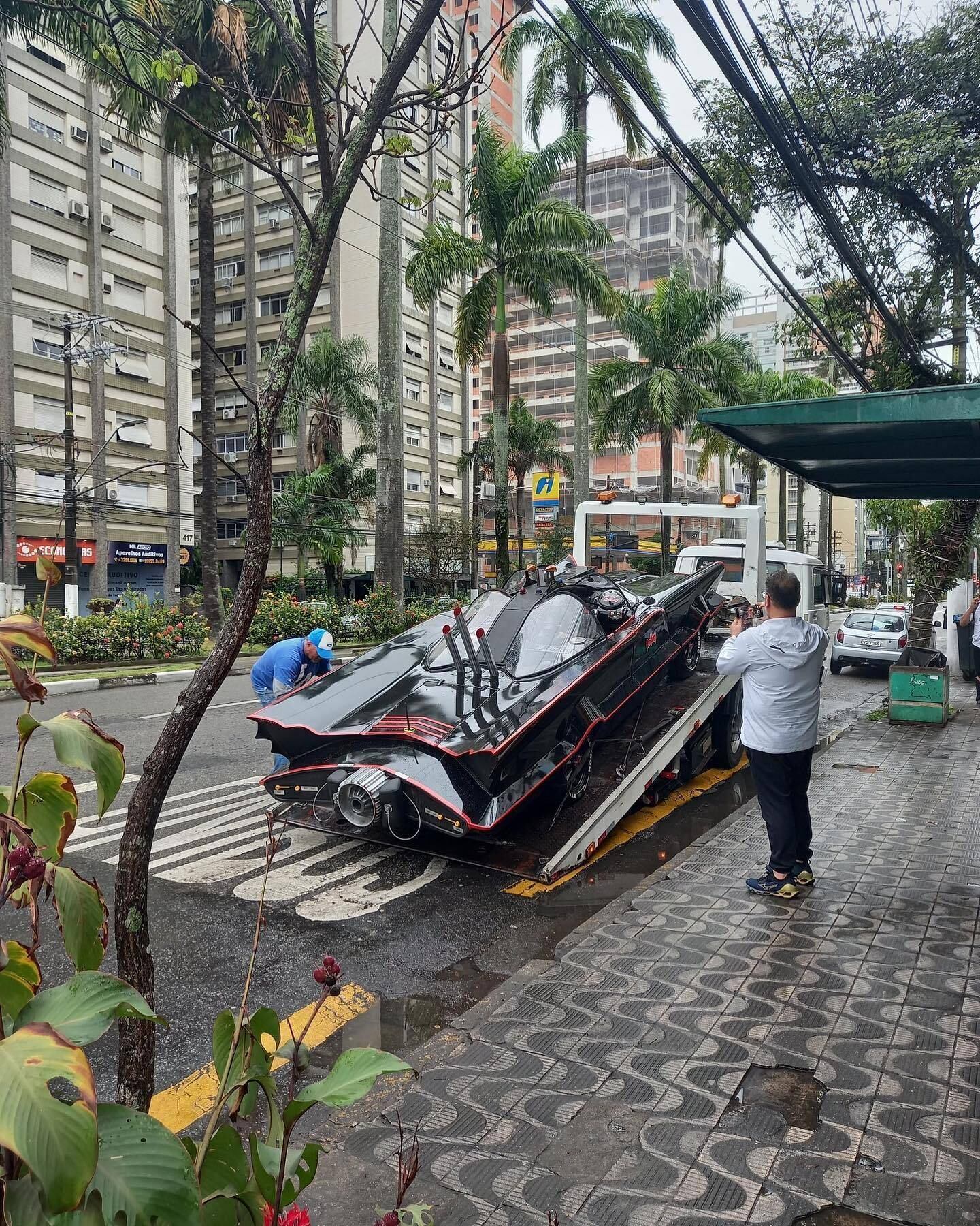 Batmóvel guinchado em Santos