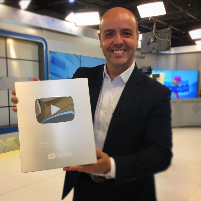 Apresentador com placa de reconhecimento