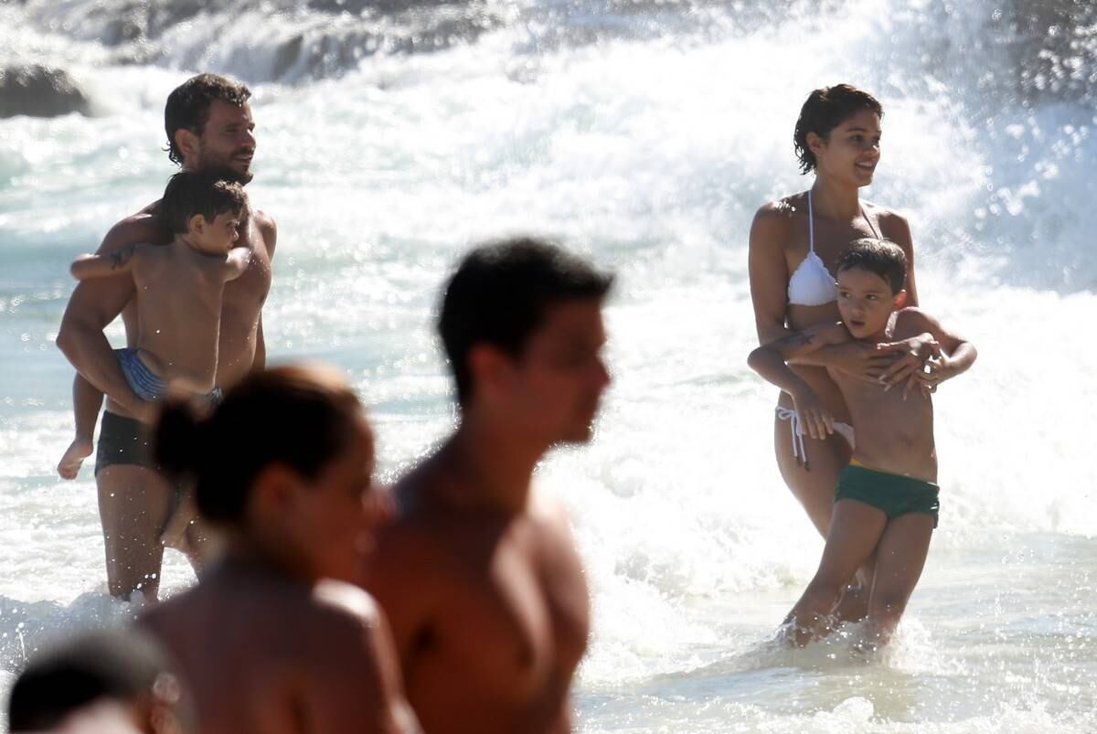 Sophie Charlotte e Daniel de Oliveira se divertem em praia com a família