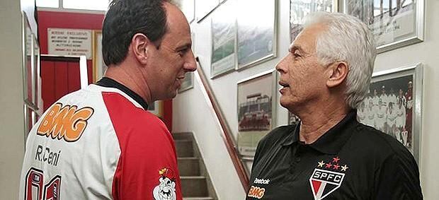 As polêmicas declarações do ex-treinador Ney Franco sobre sua saída no São Paulo e a relação com o goleiro Rogério Ceni continuam repercutindo. “Quando não estou trabalhando no futebol, estou o observando”. Foi assim
que o técnico Emerson Leão começou o contato telefônico com a Gazeta Esportiva
nesta terça-feira (6). Leão criticou Franco, dizendo que o ex-técnico do São Paulo não conseguiu resolver os problemas do São Paulo enquanto comandava o time. Também ex-técnico do time, Leão aproveitou para criticar duramente o presidente Juvenal Juvêncio: "Ele está velho e precisa se aposentar"

Leia mais:
Ney Franco diz que Ceni "frita" Ganso