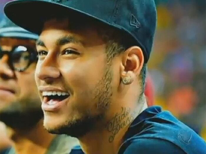 O ano está acabando e não dá para negar que, os gatos que
ficaram ou continuaram solteiros são irresistíveis. Meninas preparem o charme
para conquista-los em 2015!
Quem não gostaria de sair
para jantar com o jogador Neymar?
+ Veja a
matéria na íntegra