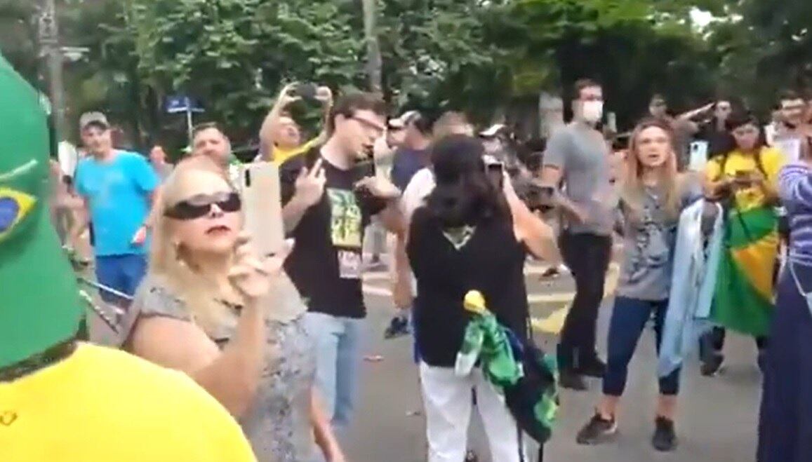 Manifestantes protestam em frente a bloqueio montado próximo à casa do governador João Doria