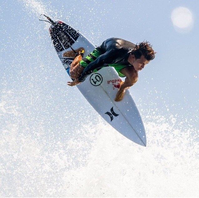 Adversário
de Fanning na final, Julian Wilson chamou a atenção durante o momento de tensão
ao sair remando em direção ao colega para tentar salvá-lo, antes que o tubarão
fosse embora
