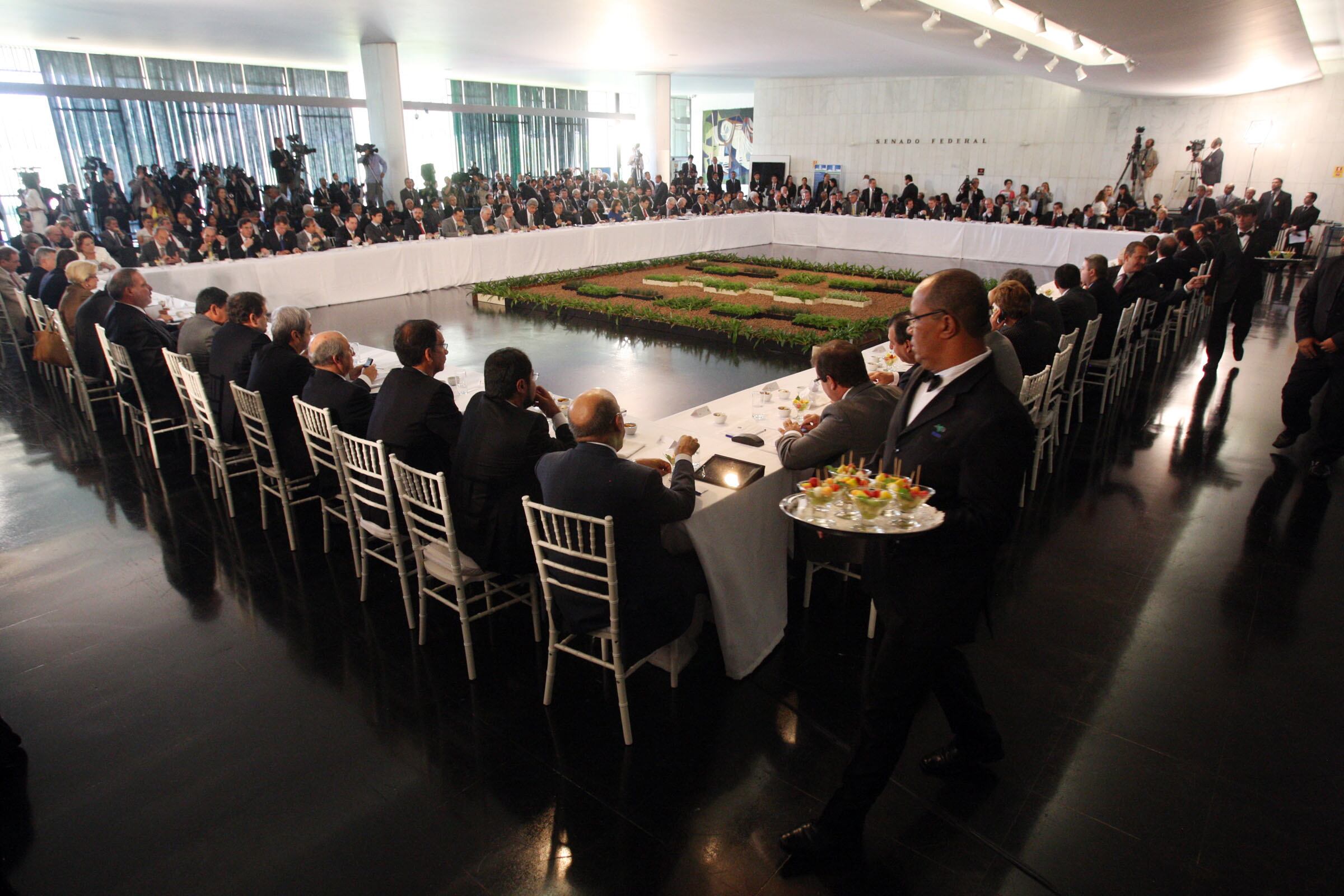 Os governadores dos 27 Estados brasileiros se reuniram no Congresso
Nacional, na manhã de quarta-feira (13), para discutir os problemas
federativos em pauta na Câmara e no Senado e reclamaram da falta de
recursos nos Estados. O governador do Mato Grosso do Sul, André Puccilelli (PMDB), defendeu a
renegociação da dívida e disse que "os Estados estão morrendo"
