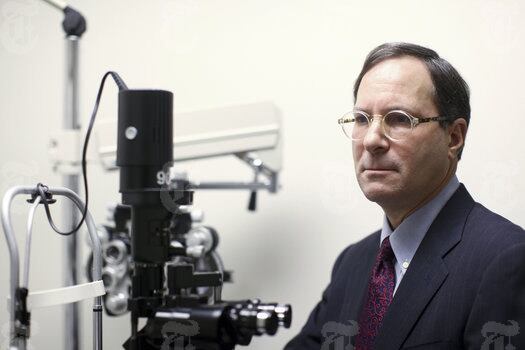 Dr. Kenneth Steinsapir, médico que investigou uma empresa que fornece a cirurgia de substituição da cor da íris