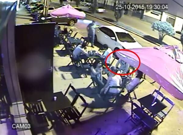 Segundo a Polícia Civil, Claudino está atrás do guarda-sol. Na mesa, também
estavam Sindy e duas amigas. Quando uma delas vai comprar bebida, Sindy se
levanta para ir ao banheiro. Poucos segundos depois, Claudino a segue e a mata