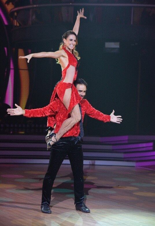 Os passos incríveis também foram executados por Guilherme e Alê. Em número de salsa, o casal impressionou os jurados 