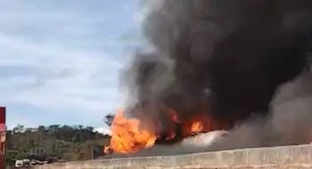 Chamas tomaram os veículos