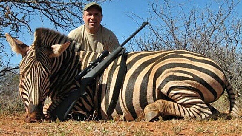 Uma
foto de 2009 está causando enorme polêmica no mundo do futebol. Nela a lenda do
futebol búlgaro, Hristo Stoichkov, aparece ao lado de uma zebra abatida
possivelmente em uma caçada