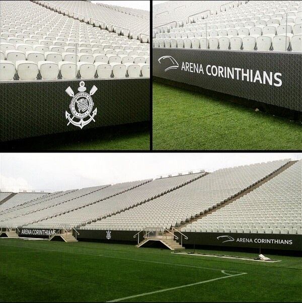 As muretas na lateral do gramado também ganharam nova pintura, e agora estão caracterizadas com o novo logo da arena e o símbolo do Corinthians
