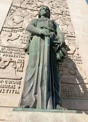 Estátua de Têmis, deusa grega da Justiça, na cidade do Porto (Portugal)