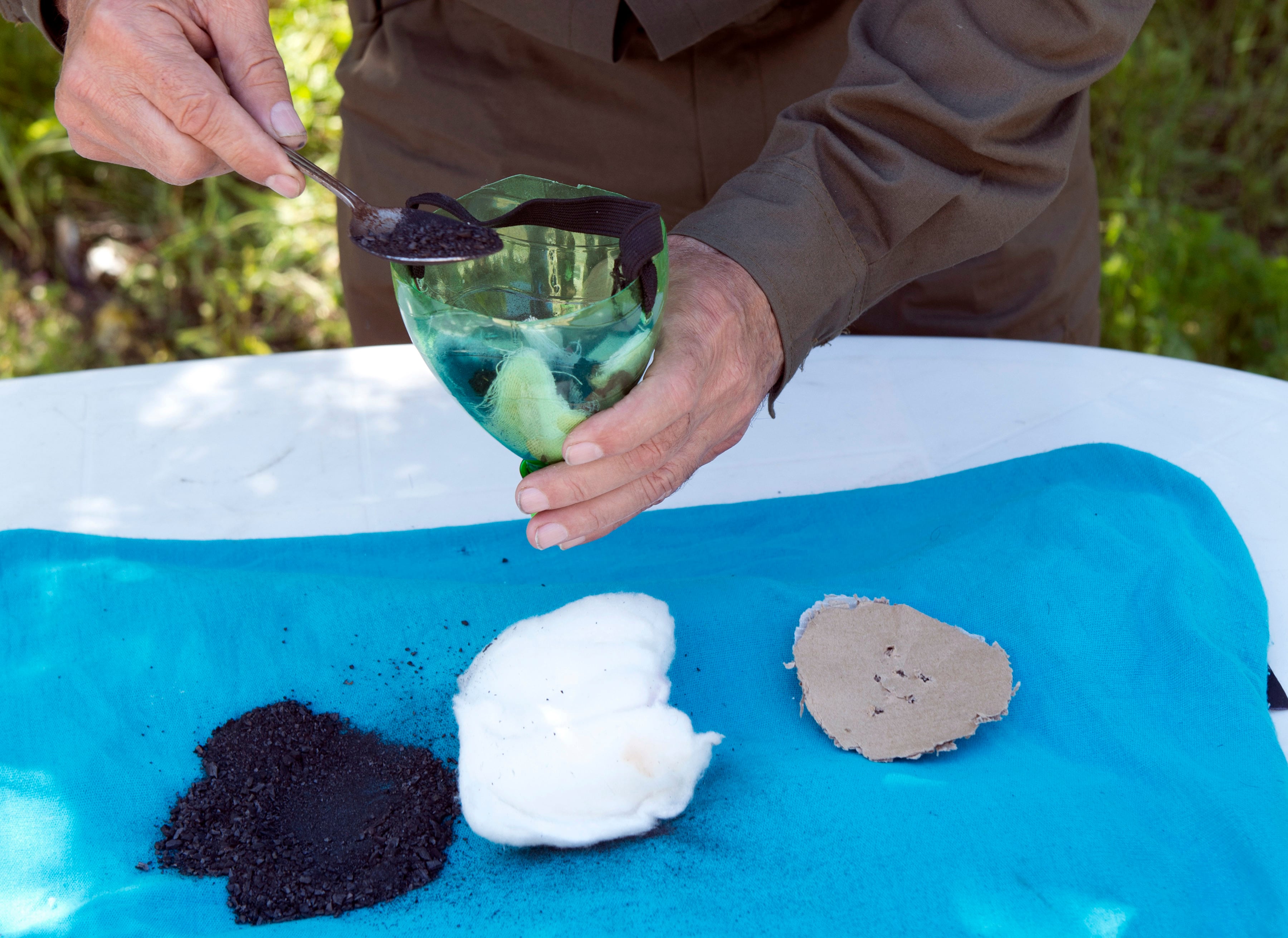 Um pedaço de elástico também é usado, a fim de segurar a máscara caseira no rosto