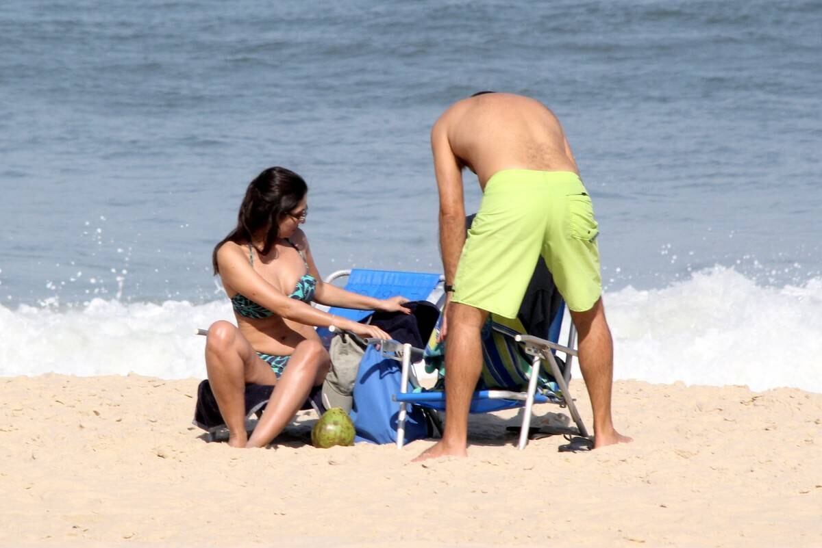 Patrícia Poeta tira o dia para reforçar o bronzeado em praia do Rio