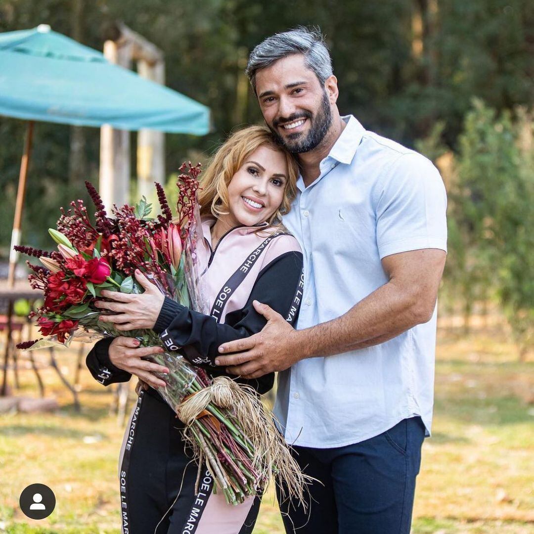 Joelma e Ewerton começaram a fingir que estavam tendo um affair há algumas semanas, quando a cantora compartilhou fotos que pareciam ser de casal ao lado do empresário. Alguns fãs chegaram a compará-lo com Ximbinha, o ex-marido de Joelma, e falaram sobre "evolução." Com o lançamento do projeto audiovisual, o mistério acabou e eles confirmam que, na verdade, ele havia feito uma participação especial no clipe 