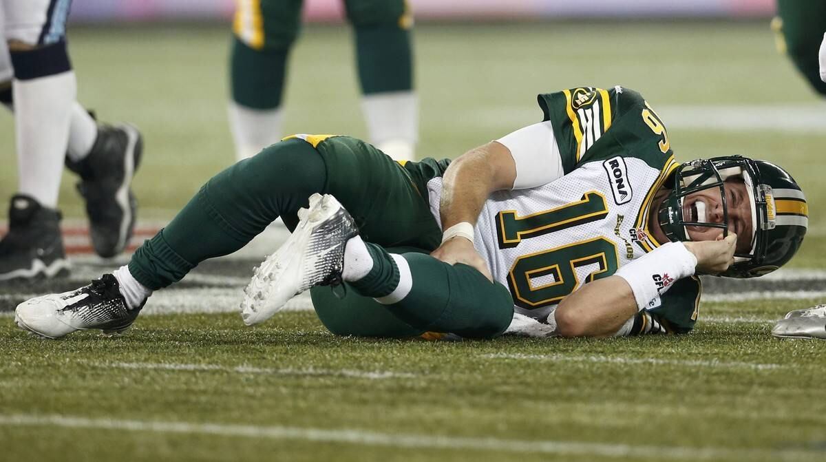 O futebol americano é um esporte de muito contato, na maioria da vezes violento, o que resulta em muitas fraturas e lesões nos jogadores. Como a que o jogador da liga canadense de futebol americano, Matt Nichols, sofreu. Ele foi derrubado por um jogador do time adversário. O canadense fraturou o tornozelo e teve o pé esquerdo deslocado. A equipe médica disse que nenhum osso foi quebrado e que Nichols estava bem

Assista aos programas da Record na íntegra no R7 Play
