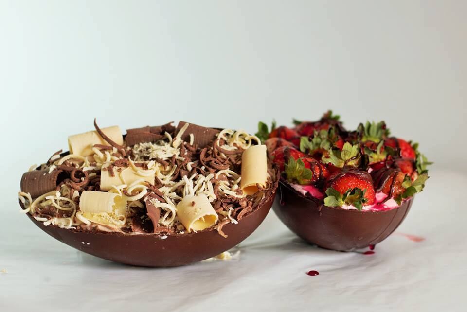 Recheio de ovo trufado branco
Ingredientes:
400 gramas de chocolate branco
1 caixa de creme de leite
200 gramas de chantilly batido
Modo de preparo:
Derreta o chocolate da mesma forma que fez para o preparo da casca. Misture o creme de leite e quando estiver frio, junte o chantilly. Deixe na geladeira por mais ou menos 30 minutos, para facilitar a utilização, e coloque na casca