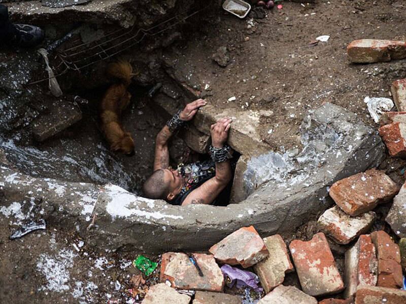 Esses párias sociais geralmente vagam pelas ruas procurando drogas, se
reúnem em porões de casarões abandonados ou unidades desativadas do
sistema de esgoto da capital