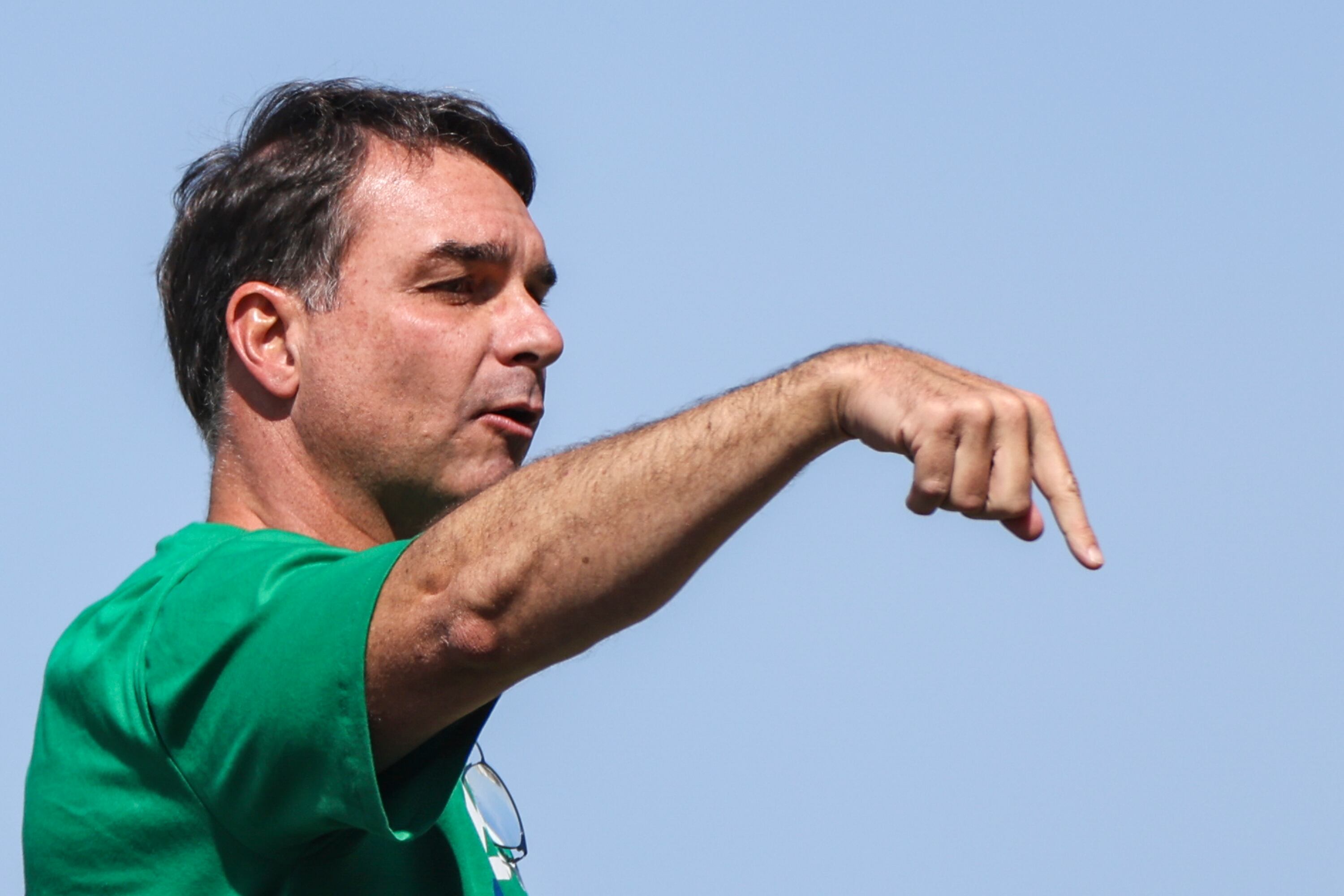 RJ - RIO/ATO/REAJA BRASIL/BOLSONARO - POLÍTICA - Apoiadores do ex-presidente do Brasil, Jair Bolsonaro (PL), fizeram um ato na Praia de Copacabana, na zona sul do Rio de Janeiro, para o ato "Reaja Brasil", em defesa do fim da censura, pela Liberdade de Expressão e pela Anistia Já, neste domingo, 3 de agosto de 2025. O ato contou com a presença do Senador, Flávio Bolsonaro, do Governador do Rio, Cláudio Castro, o Deputado Federal, Hélio Lopes, e demais correligionários. 03/08/2025 - Foto: RENAN AREIAS/ENQUADRAR/ESTADÃO CONTEÚDO
