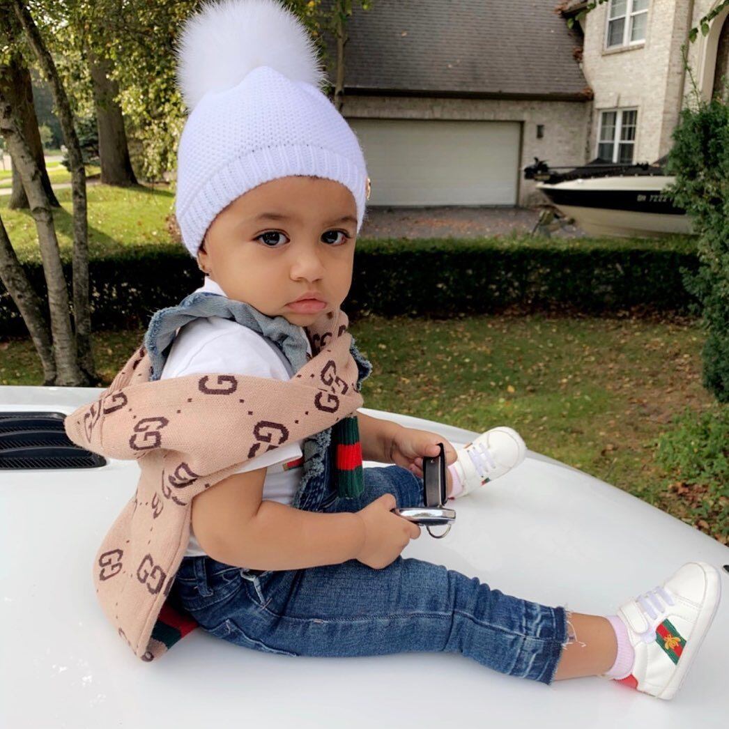 A norte-americana Anita Felix, de apenas dois anos, tornou-se um fenômeno no Instagram depois que sua mãe, Stela Felix, passou a compartilhar os looks grifados da filha. A pequena tem um guarda-roupa avaliado em 20 mil dólares, o equivalente a quase 108 mil reais