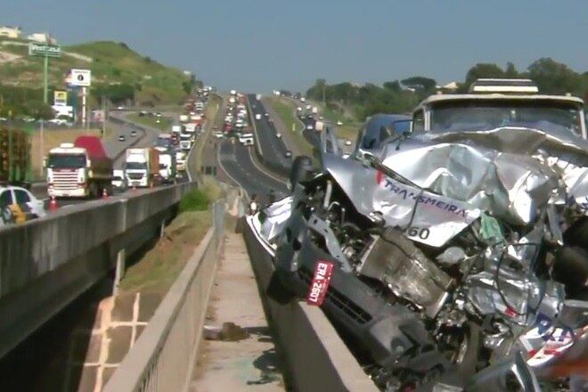 Acidente entre carreta, ônibus e van deixou 4 mortos e 8 feridos na Raposo