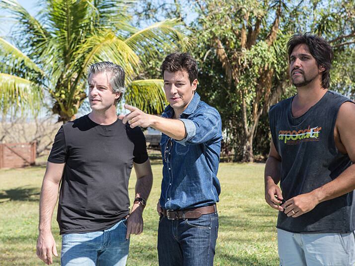 

Nascido em Viçosa (MG), onde passaram grande parte da vida
ao lado de sua família, se mudaram para São Paulo em 2001



+Você conhece esses garotinhos? Veja fotos da infância dos irmãos Victor e Leo!
+ASSISTA na íntegra a visita completa de Rodrigo Faro à fazenda da dupla Victpr&Leo