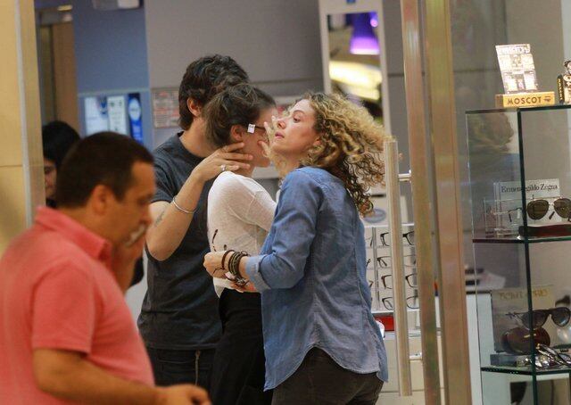 Chay Suede e Laura Neiva passeiam em shopping carioca nesta segunda-feira (17)