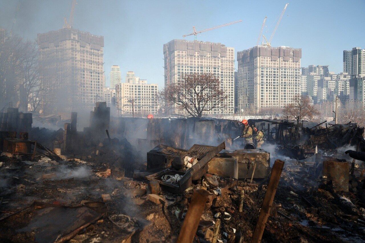 O incêndio começou por volta das 6h30 locais e foi totalmente extinto ao meio-dia, disseram as autoridades, acrescentando que pelo menos 60 casas foram queimadas. Por enquanto, não há informações sobre vítimas