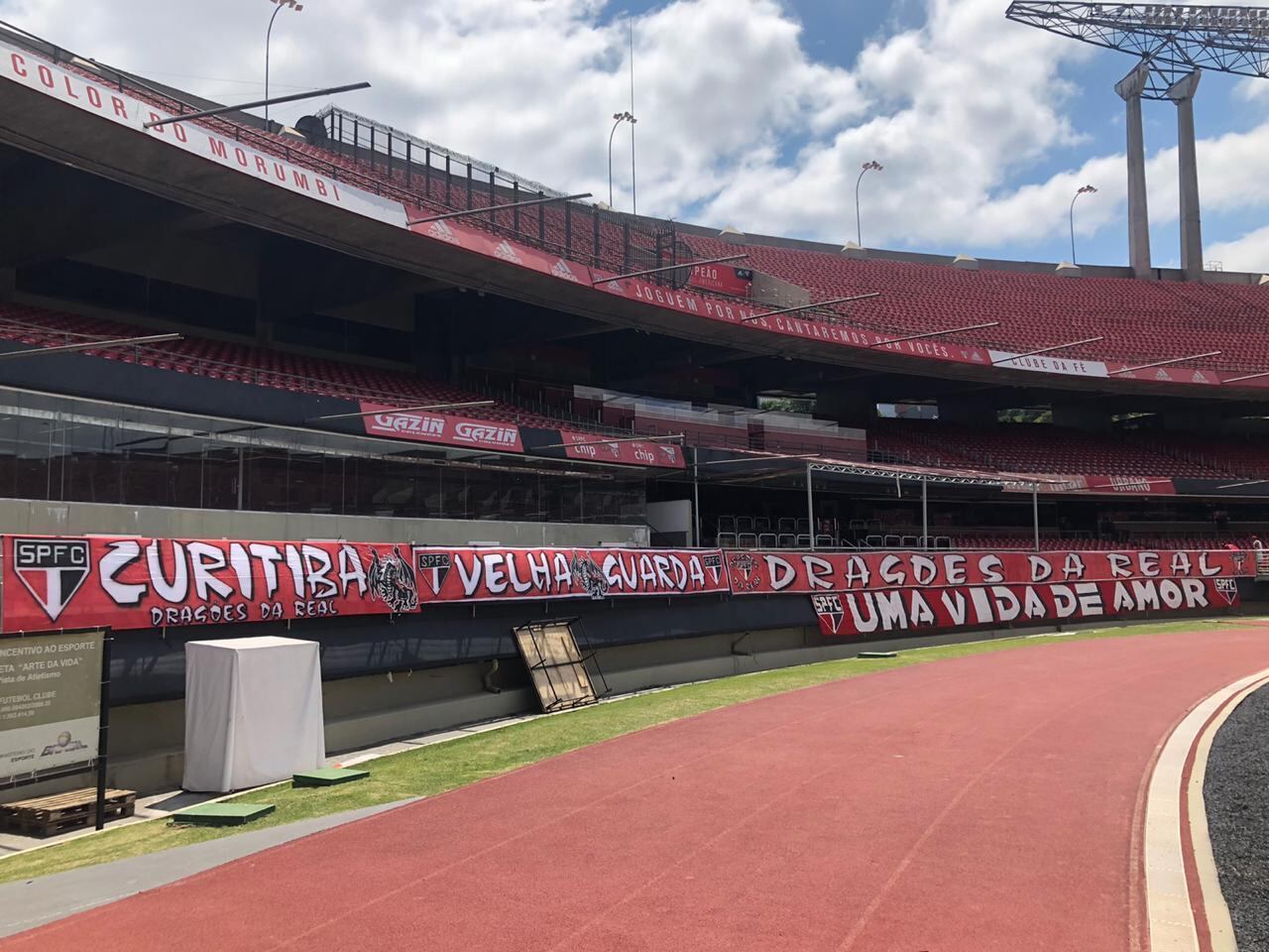 Faixas da Dragões da Real em um dos jogos do São Paulo na pandemia