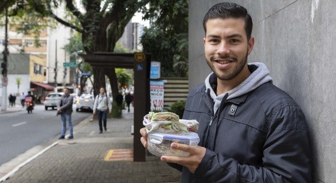 Mauro Vieira almoça quase todos os dias em uma calçada da Rua Bela Cintra