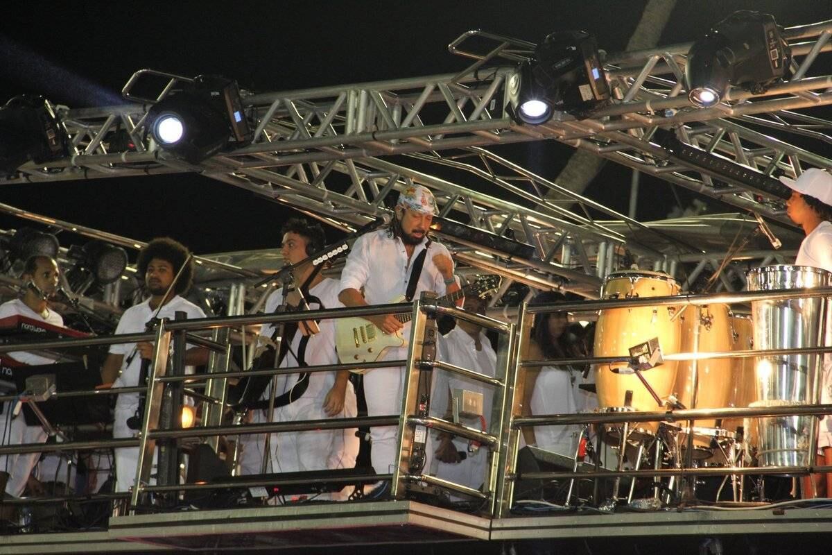 Bell Marques tocando no trio-elétrico