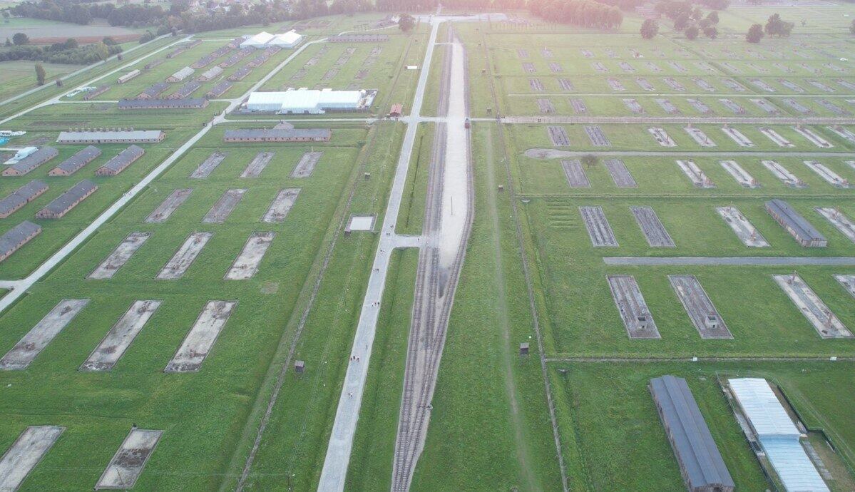 Visão aérea do campo de extermínio de Birkenau, que fica ao lado de Auschwitz e foi construído pelo regime nazista para assassinar judeus de forma ainda mais rápida. Cerca de 6 milhões morreram ao longo da guerra