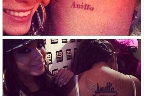 Cantora posou sorrindo com os admiradores tatuados