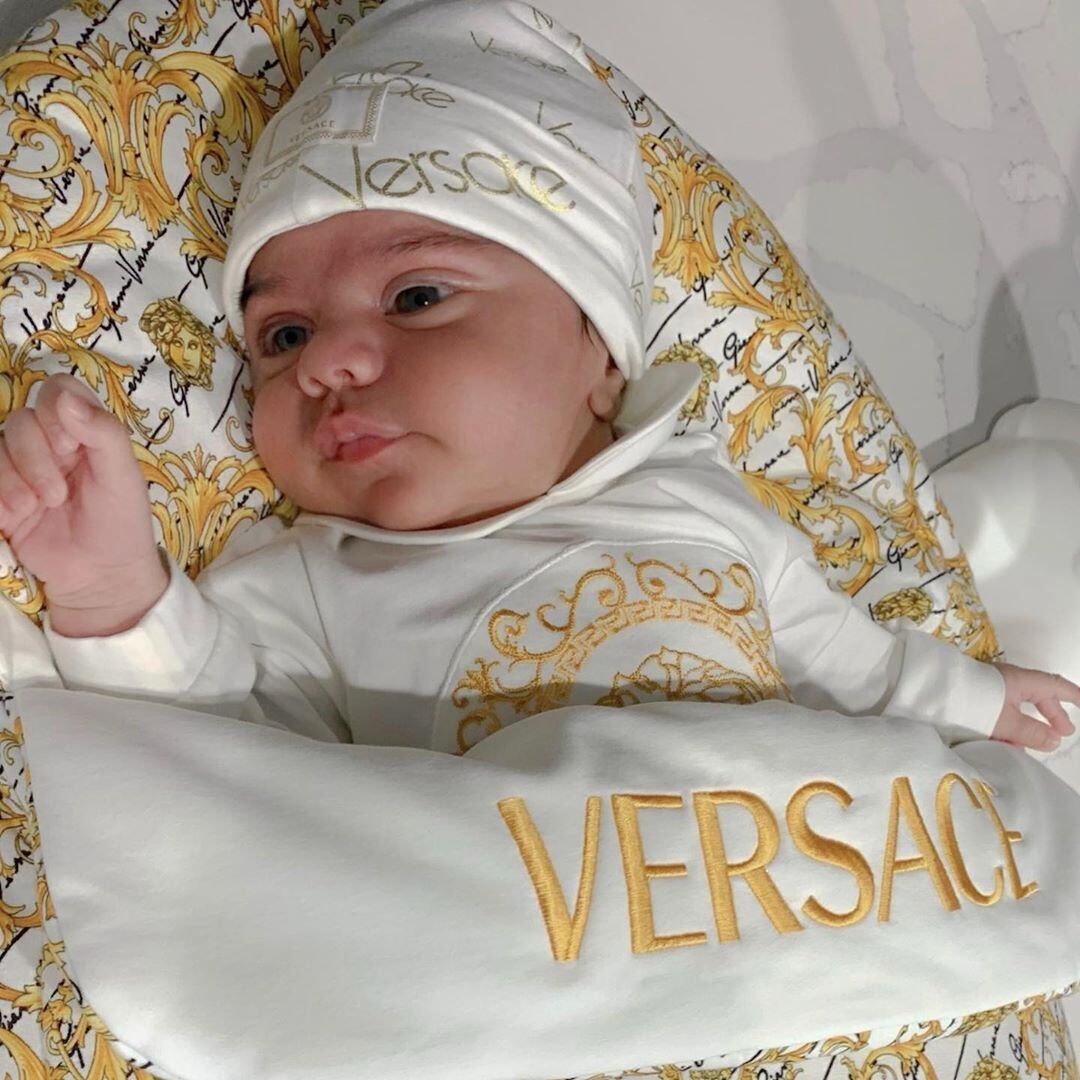 Desde recém-nascida, Anita já poderia ser considerada um ícone fashion. Para esta composição, até o porta bebê é da Versace, uma das mais aclamadas grifes italianas 
