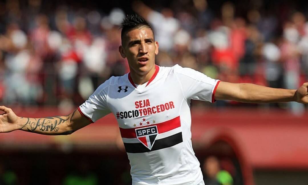 Centurion foi contratado ainda em 2015. O atacante, entretanto, nunca convenceu pelos lados do Morumbi e acabou emprestado ao Boca. Após uma negociação conturbada, o São Paulo vendeu o camisa 10 para o Genoa, o que rendeu a bagatela de R$ 13 milhões


