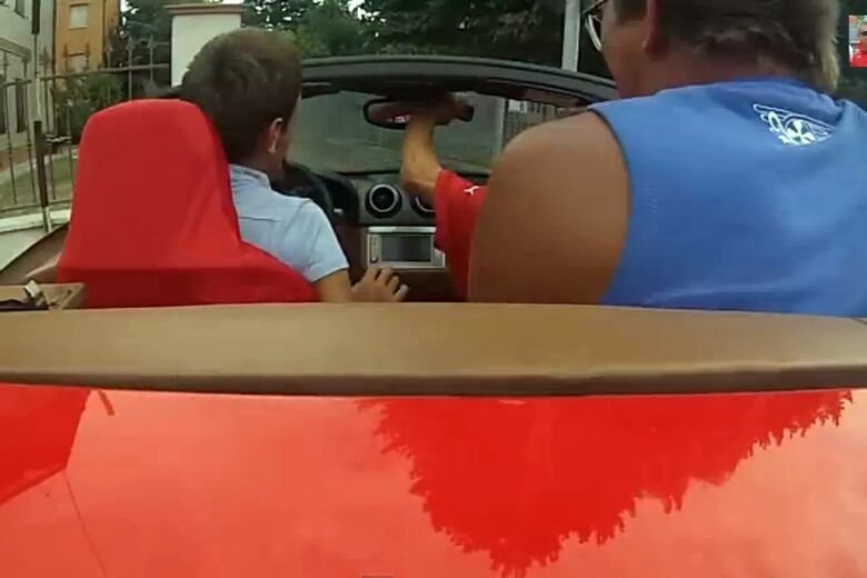 Mas a batida na mureta de uma casa foi inevitável. Felizmente, ninguém (além da Ferrari) saiu ferido