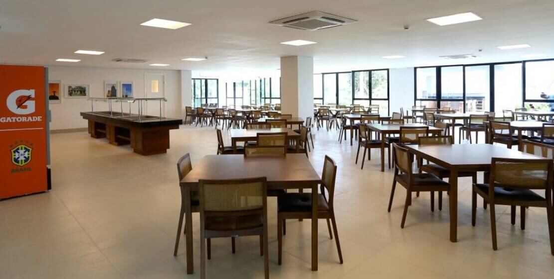 Inaugurada em 1987, a Granja não possui um refeitório ao estilo "bandejão", mas sim mesas que permitem a separação de grupos, como em um restaurante tradicional. O local conta com um chef exclusivo para o time nacional, Jaime Maciel
