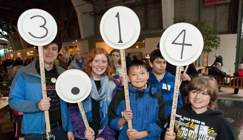 Em 1º de abril de 1998, diversos veículos norte-americanos veicularam que a Câmara Legislativa do estado do Alabama (EUA) havia aprovado uma lei que mudava o valor da constante matemática pi (3,14159265...) para apenas 3. A notícia, claro, era uma pegadinha, mas tinha um fundo de verdade. Em 1897, a Câmara do estado de Indiana tinha tentado aprovar um projeto real que arredondava pi para 3,2