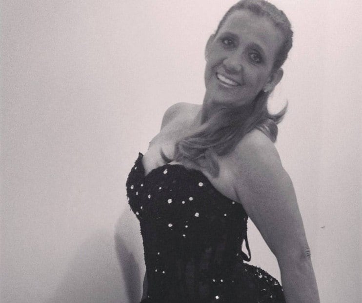 A apresentação foi um fato marcante para a vida da dançarina. Ao R7, ela relembrou o show.

— Eu sabia que seria a única mulher no lugar. Fiquei morrendo de medo, mesmo sabendo que havia 500 federais para me proteger, mas se um dos garimpeiros falasse “come”, pronto. Ninguém chegou perto de mim. Foi um respeito. Fiz shows durante uma semana. Estava cantando e dançando quando comecei a sentir umas coisas no meu corpo. Virei e disse para o meu empresário: “Acho que não estou agradando. Eles estão jogando pedra em mim”. Ele virou e me disse: “Não é pedra, sua sonsa, é pepita! É ouro!” [risos]




