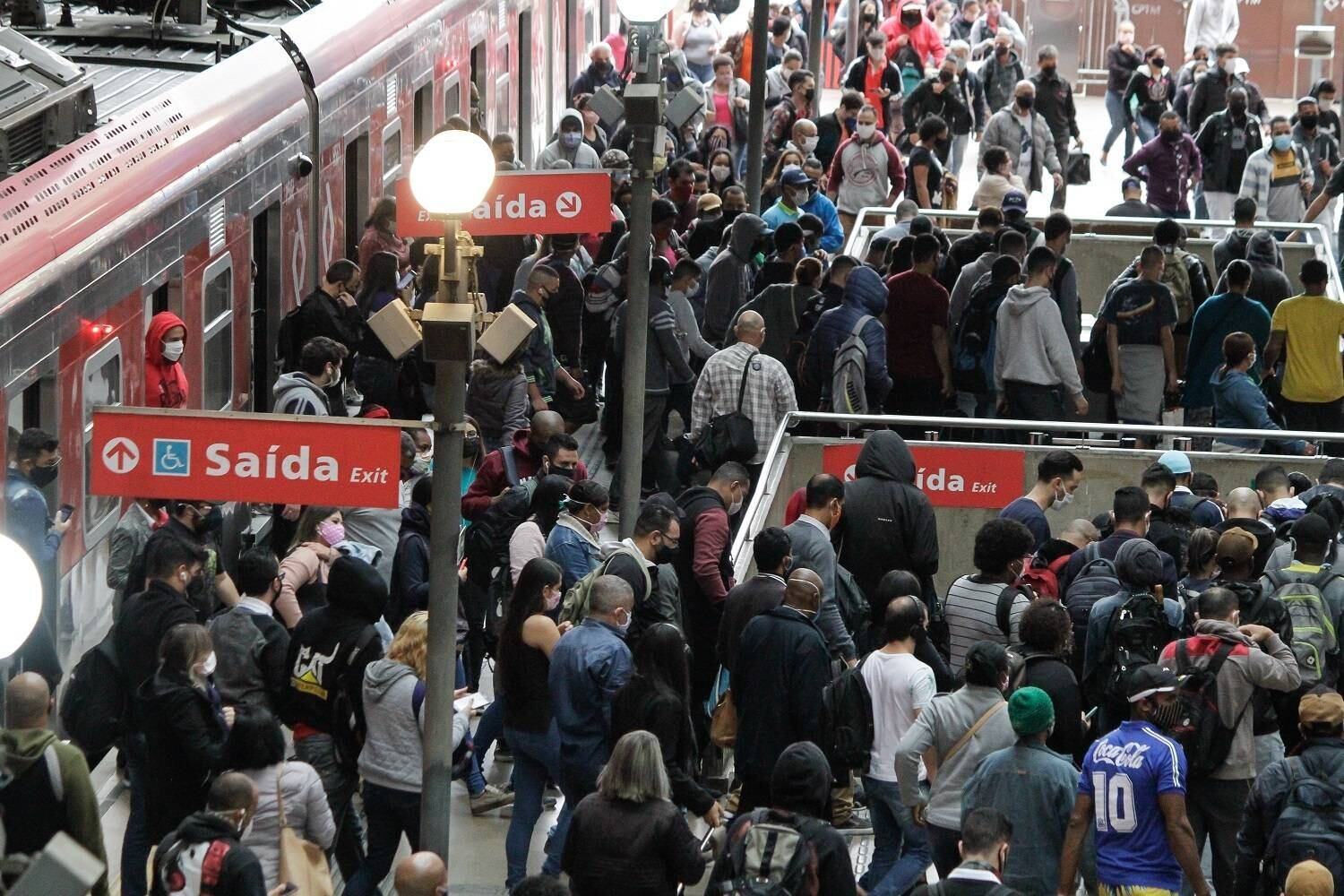 Estação da Luz registra movimento intenso de passageiros nesta quinta-feira
