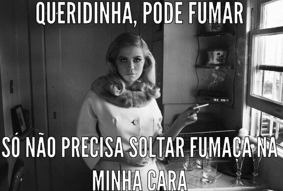 Fumar pode, só não pode ser mal educado
O Lollapalooza acontece no Autódromo de Interlagos, um local aberto, portanto é permitido fumar. O problema são aquelas pessoas que não se importam com os outros e ficam soltando fumaça no rosto alheio. É preciso lembrar que, assim como você tem direito de fumar, ninguém é obrigado a engolir sua fumaça por tabela. A gente entende que é cheio, que nem sempre você consegue se afastar para fumar, mas o bom senso é o principal. Solta a fumaça em outra direção, fica contra o vento ou realmente dá uma afastadinha na hora de fumar. Parece bobagem, mas essas coisas realmente podem te fazer ficar marcado como um dos chatões do festival. Respeito e diversão acima de tudo, né?