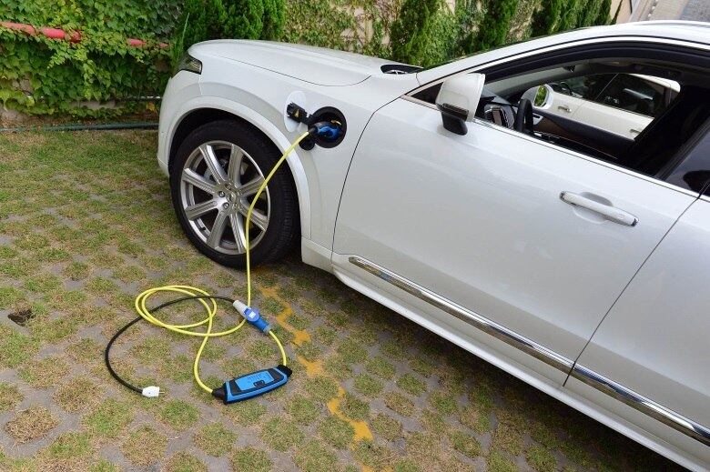 Para abastecer o carro com eletricidade o motorista precisa procurar postos específicos da Rede Ipiranga, além de supermercados (Pão de Açúcar) e Shoppings Centers. A Volvo oferece consultoria gratuita para o cliente que quiser adaptar a própria residência para o abastecimento diário. Basta ter uma tomada 220 volts (aterrada) e a amperagem correta

Teste: Volvo XC90 T8 é SUV híbrido com jeitão de esportivo
