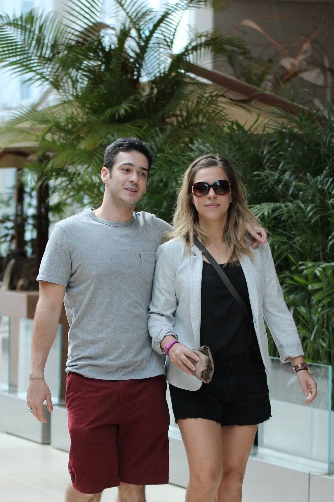 Marcos Veras e a mulher, Júlia Rabello, passearam no shopping Village Mall, na Barra da Tijuca, Rio de Janeiro, neste domingo (26)