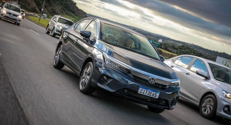 Na estrada deu para notar maior confiança nas acelerações usando o modo manual da alavanca ou das aletas atrás do volante