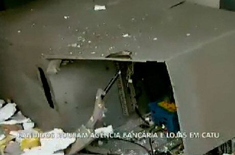Com a violência da explosão um caixa eletrônico foi arremessado para a porta da agência