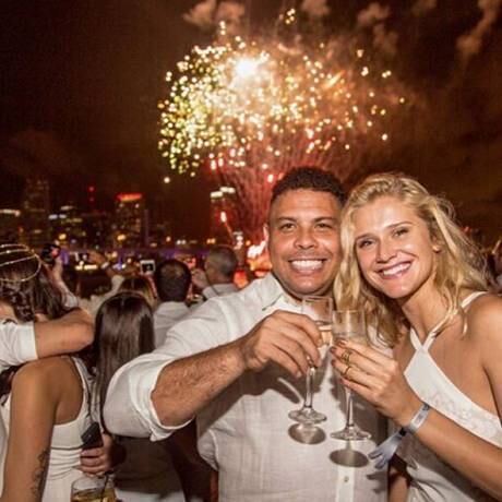 É ao lado de Celina Locks que Ronaldo passa a maior parte do tempo. Na imagem acima, os dois posaram juntos durante a virada do ano