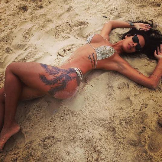 Lorena Bueri tem uma tattoo que, de certo ângulo, parece com algas desenhadas na coxa 