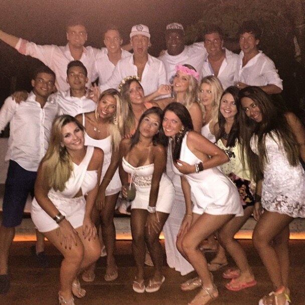 Na virada do ano, Neymar vestiu branco e desejou as melhores coisas para a nova temporada