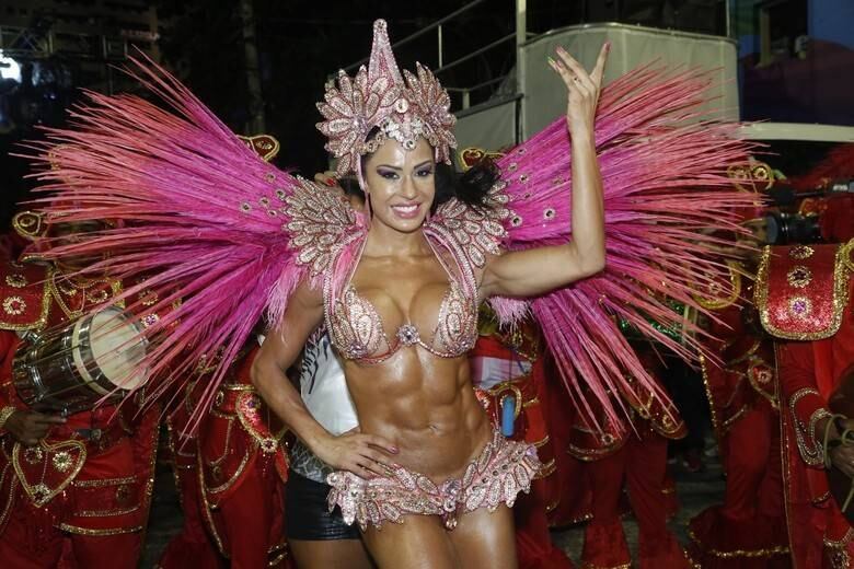 Ainda em 2013, Gracyanne Barbosa foi outra musa que deu o que falar no desfile da Unidos do Jacarezinho. A fantasia em si, nem foi o problema. O que chamou a atenção de todos é que ela ressaltava o corpão sarado da musa. Uma foto tirava enquanto a dançarina sambava também circulou as redes sociais. O motivo? Mostrava o bumbum de Gracy com ondulações