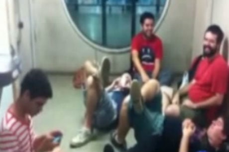 Com os atrasos e cancelamentos, muitos passageiros preferiram sentar e ou deitar no chão do terminal